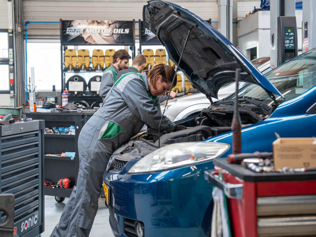 Auto sleutelen in garage monteurs
