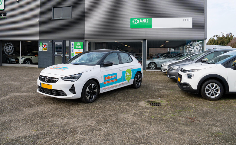 Autohopper auto voor het pand Pels.pg