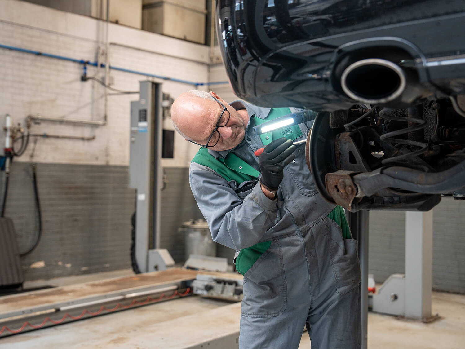 Eerste autotechnicus werken in garage