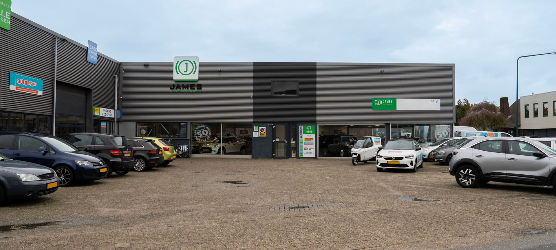 Pels pand van voren met auto s.1920x0